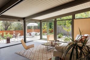 Crestowwod Hlls Midcentury house for sale - living room