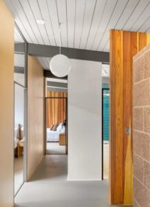 Crestowwod Hlls Midcentury house for sale - corridor