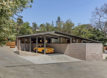 Crestowwod Hlls Midcentury house for sale - exterior