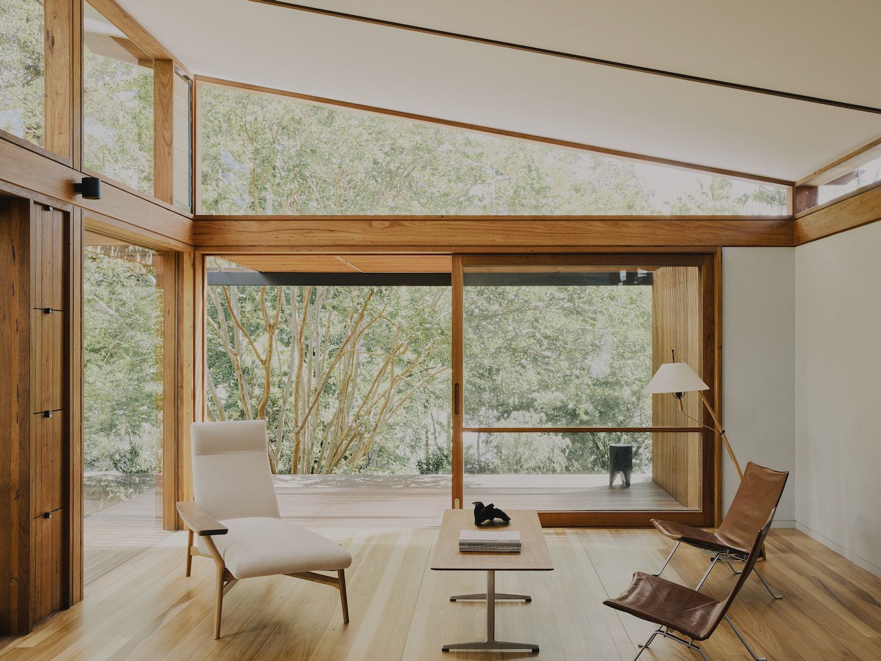 A Coastal Escape with Mid-Century Flair - living room