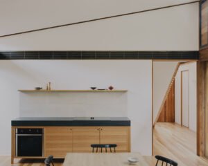 A Coastal Escape with Mid-Century Flair - kitchen