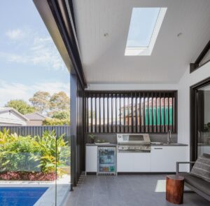 Contemporary and midcentury Home - outdoor kitchen
