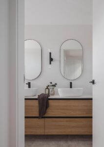 Contemporary and midcentury Home - bathroom