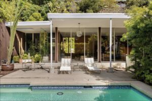 Midcentury house for sale - back and pool