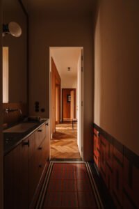 Modernist apartment renovation in Warsaw - batroom