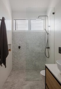 Contemporary and midcentury Home - bathroom
