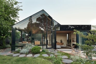 midcentury inspired house in Adelaide - backyard
