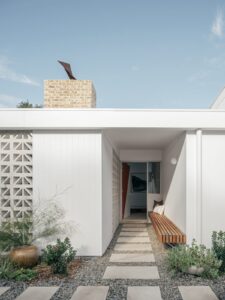 midcentury inspired house in Australia - entrance