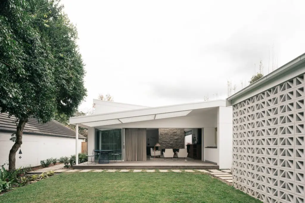 midcentury inspired house in Australia - exterior