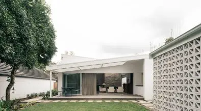 midcentury inspired house in Australia - exterior