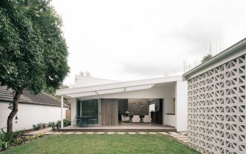 midcentury inspired house in Australia - exterior
