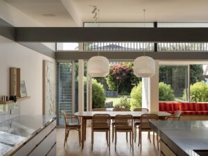 modernist house with contrasting materials Aukland - dining area