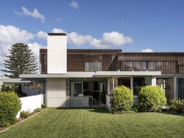 modernist house with contrasting materials Aukland - backyard