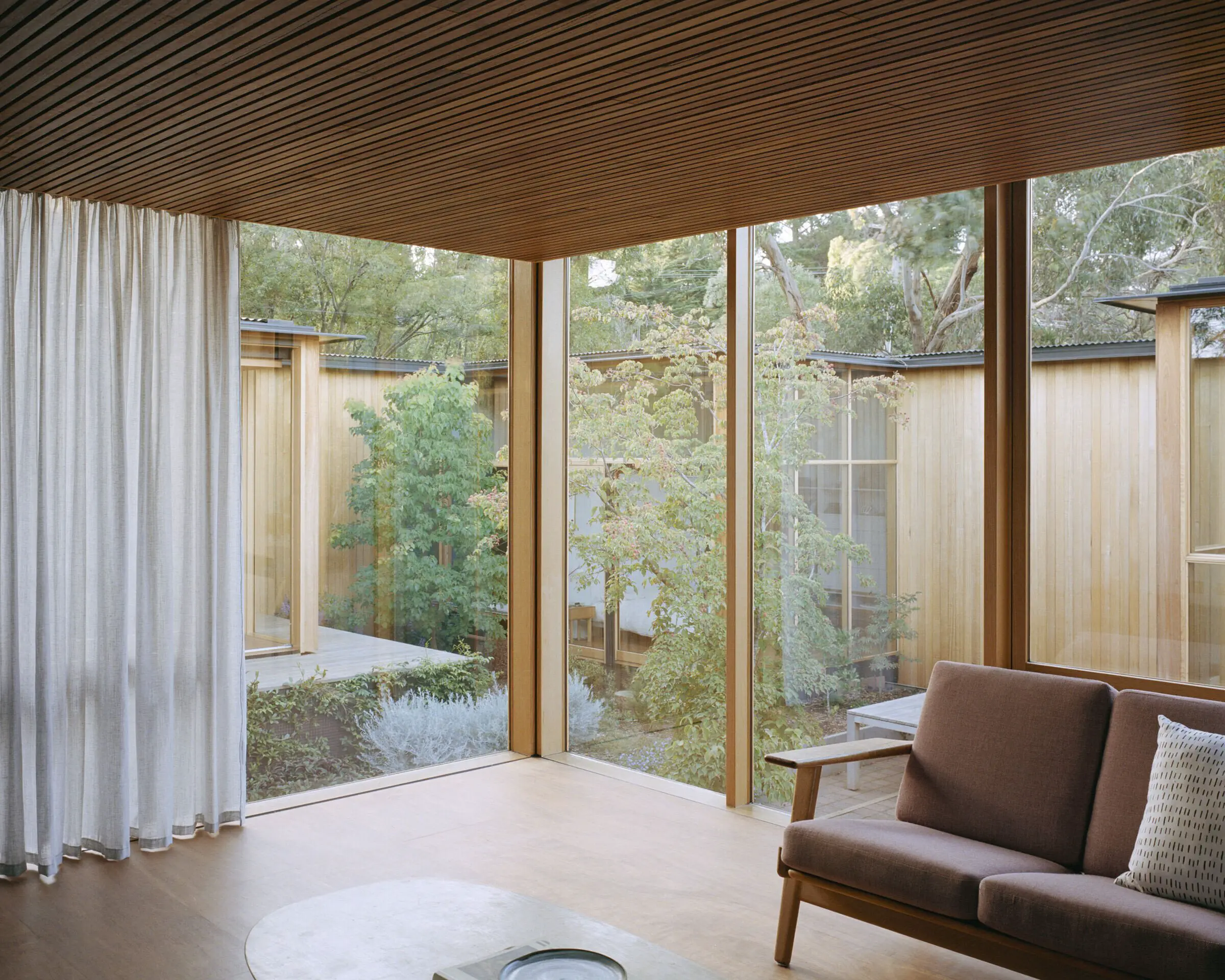 Wood-paneled courtyard house - living room