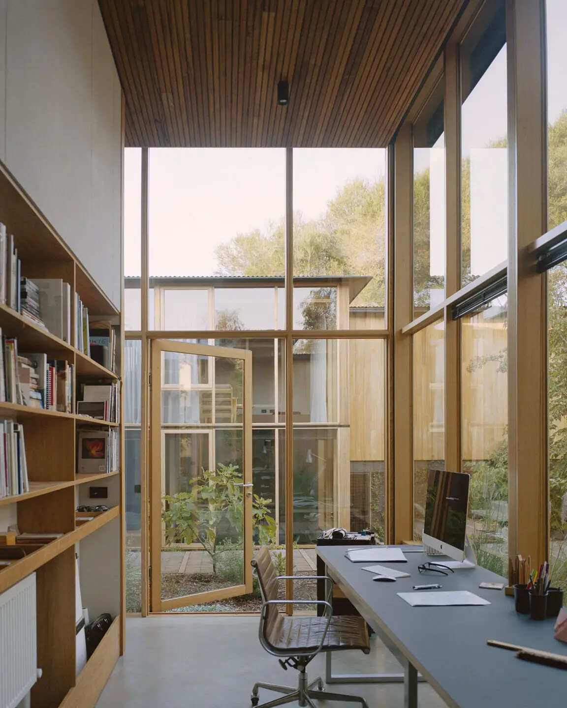 Wood-paneled courtyard house - studio