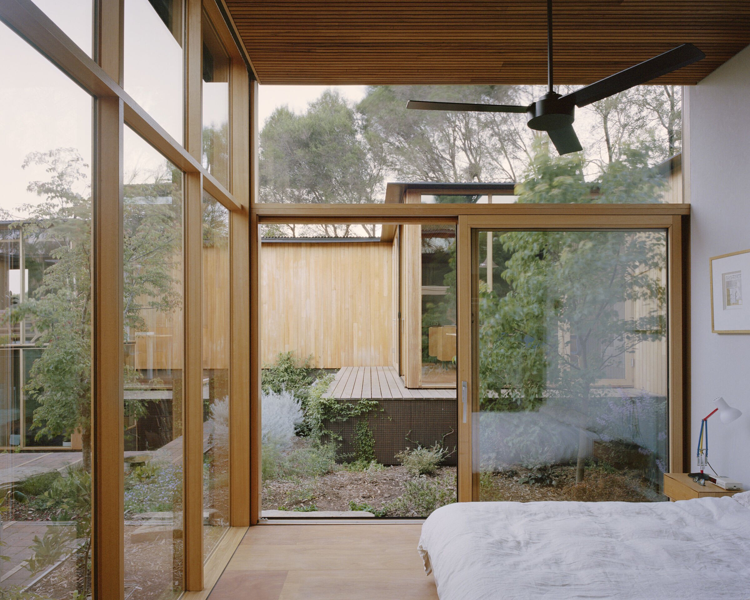 Wood-paneled courtyard house - bedroom