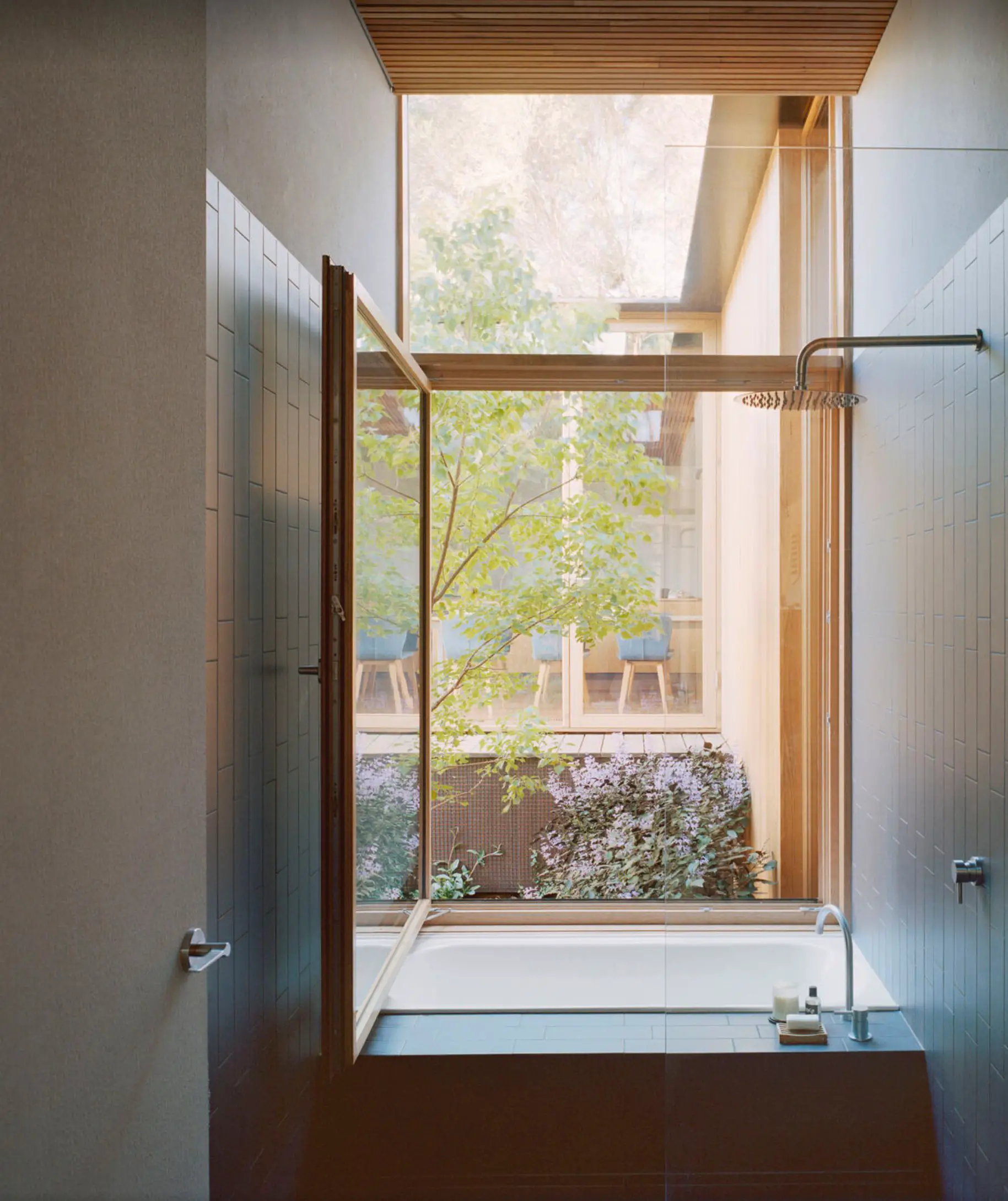 Wood-paneled courtyard house - bathroom