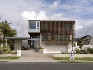 modernist house with contrasting materials Aukland - facade