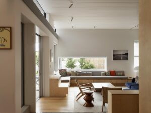 modernist house with contrasting materials Aukland - living room