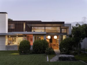 modernist house with contrasting materials Aukland - backyard