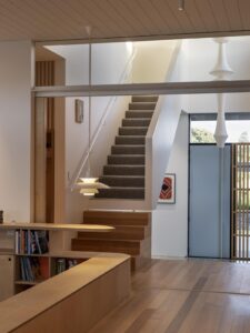 modernist house with contrasting materials Aukland - entrance