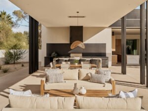 Modernist desert house - living room