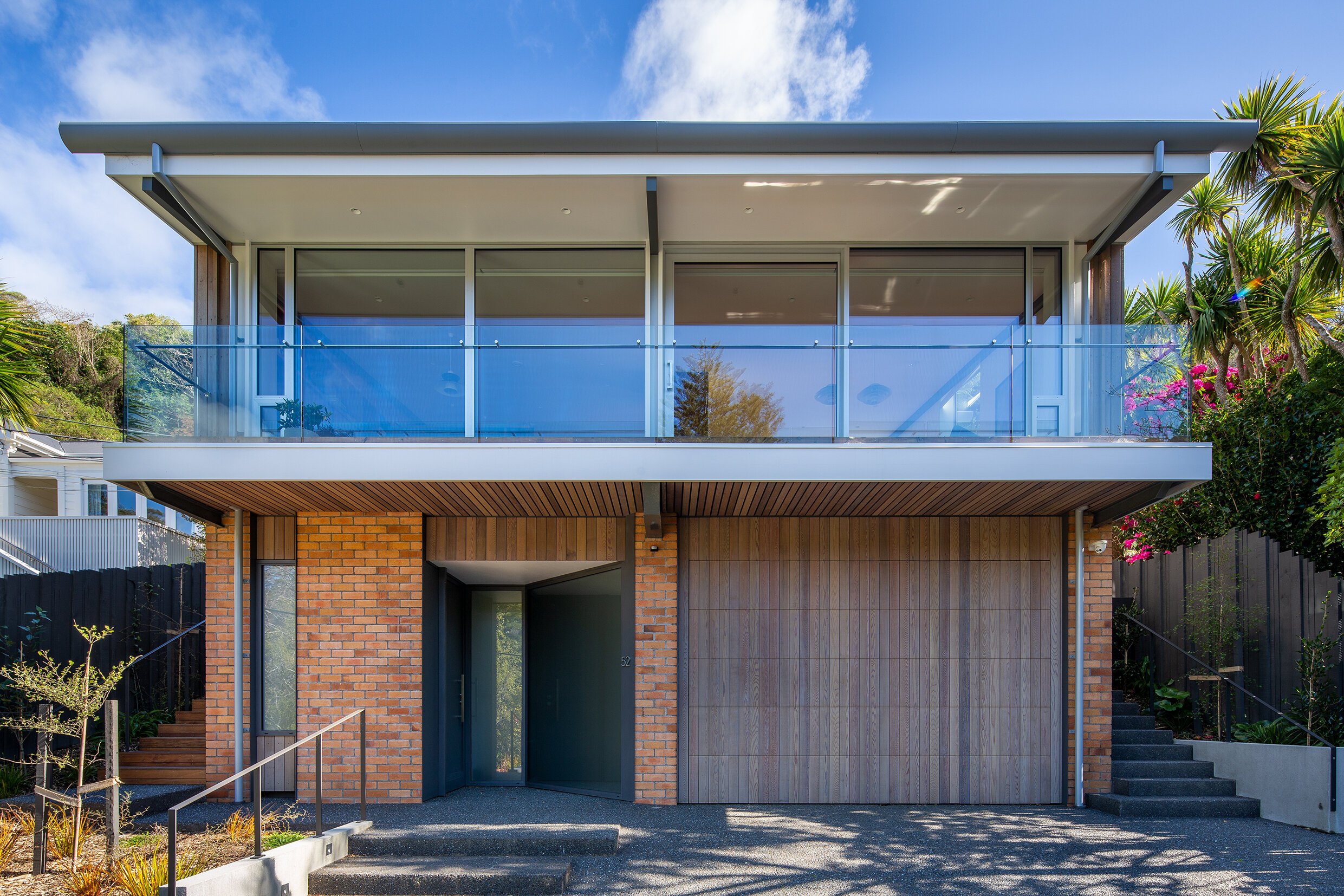 A modern house designed to showcase art and midcentury lights - facade