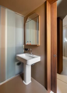 Italian midcentury apartment renovated for contemporary living -bathroom