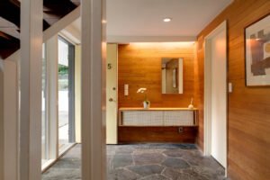 Midcentury modern Japanese inspired house - entryway