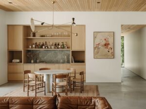 Midcentury luxury house in Palm Springs - dining area