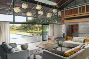 Open plan indoor-outdoor house - living room