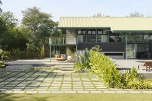 Open plan indoor-outdoor house - exterior