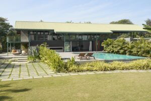 Open plan indoor-outdoor house - exterior pool