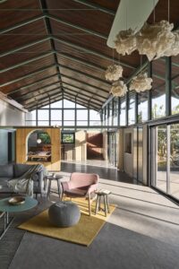 Open plan indoor-outdoor house - living room