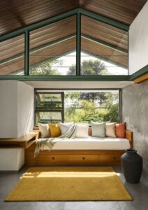 Open plan indoor-outdoor house - living room