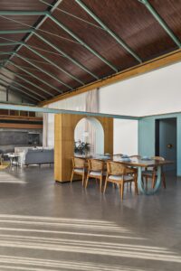 Open plan indoor-outdoor house - dining area