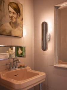 Midcentury house for sale in Savannah - bathroom