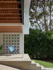 Mia-century remodel in Brisbane: entrance