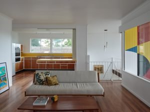 Mia-century remodel in Brisbane: living room