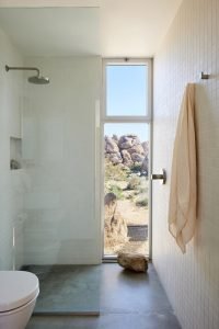 Modernist retreat in the Mojave Desert - bathroom