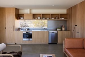 Modernist retreat in the Mojave Desert - kitchen