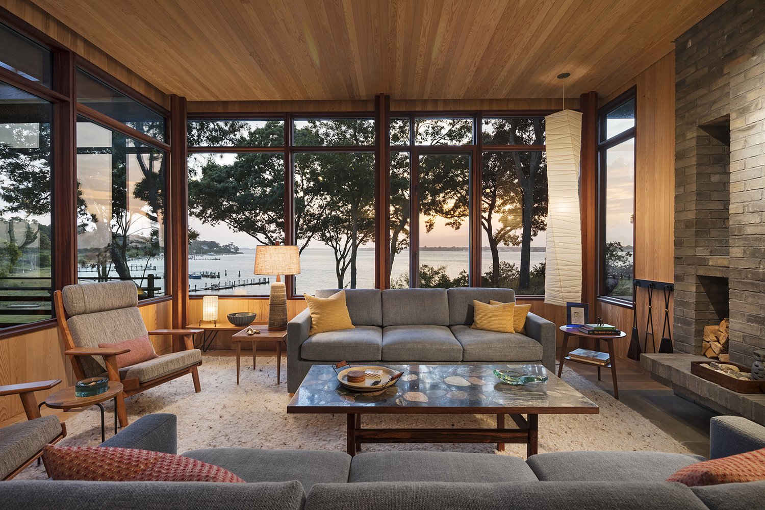 Coastal retreat midcentury inspired house - living