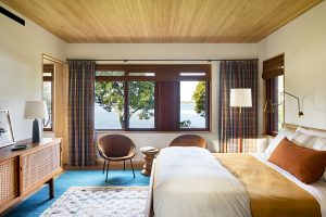 Coastal retreat midcentury inspired house - bedroom