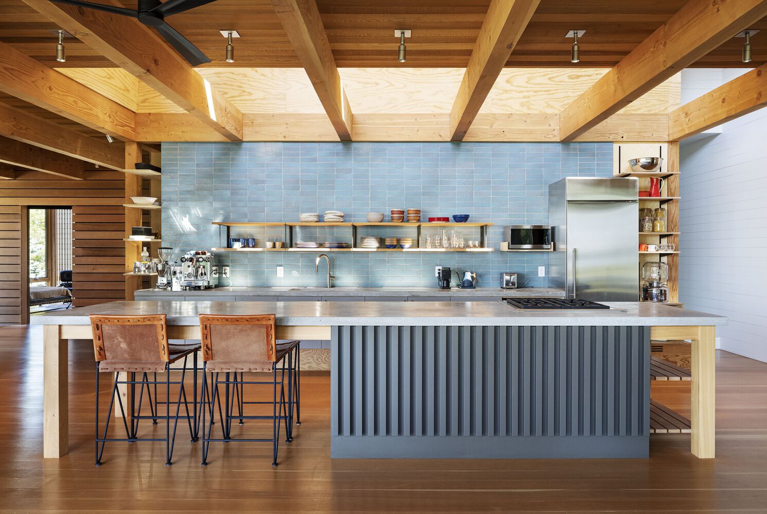 Modernist lake retreat - kitchen