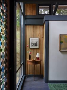Cozy mid-century home - hallway