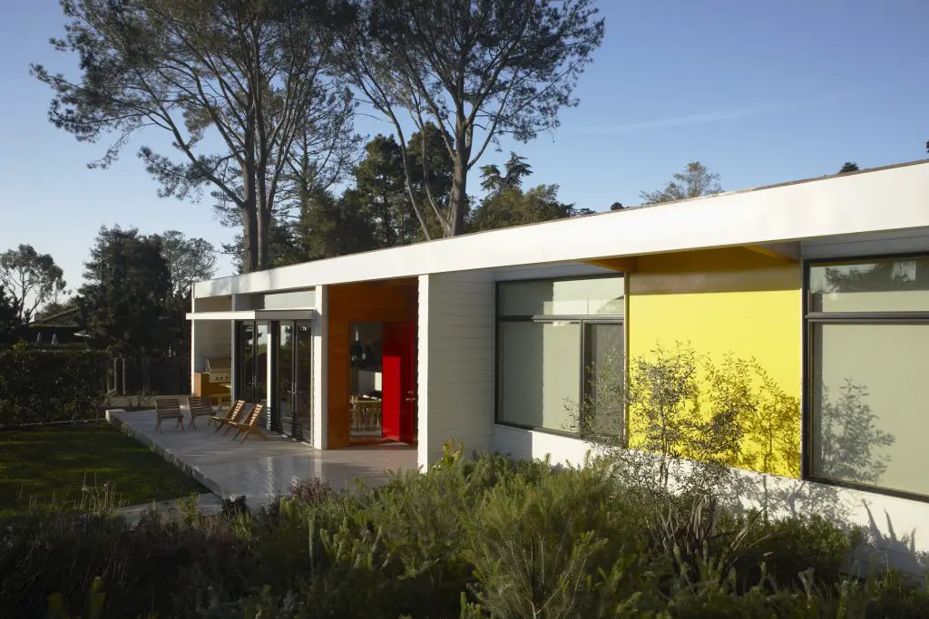 Mid-century inspired coastal retreat - facade