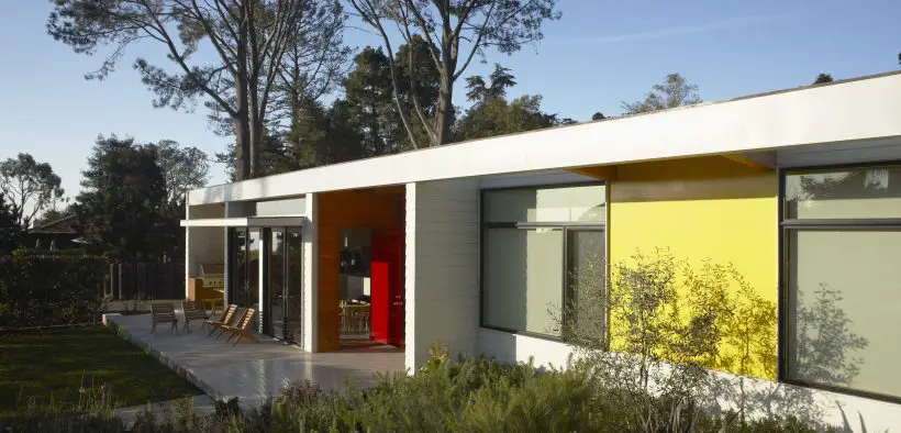 Mid-century inspired coastal retreat - facade