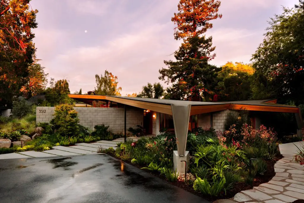 Frank Lloyd wright inspired home. - front