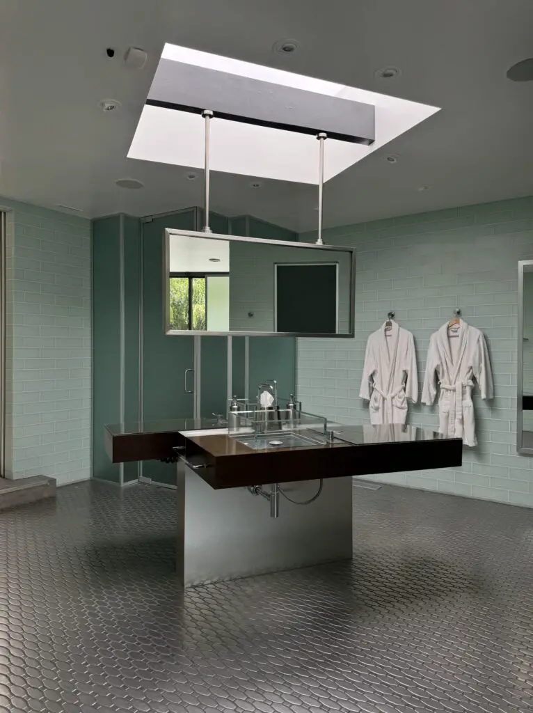Donald Wexler – Dinah Shore - Bathroom