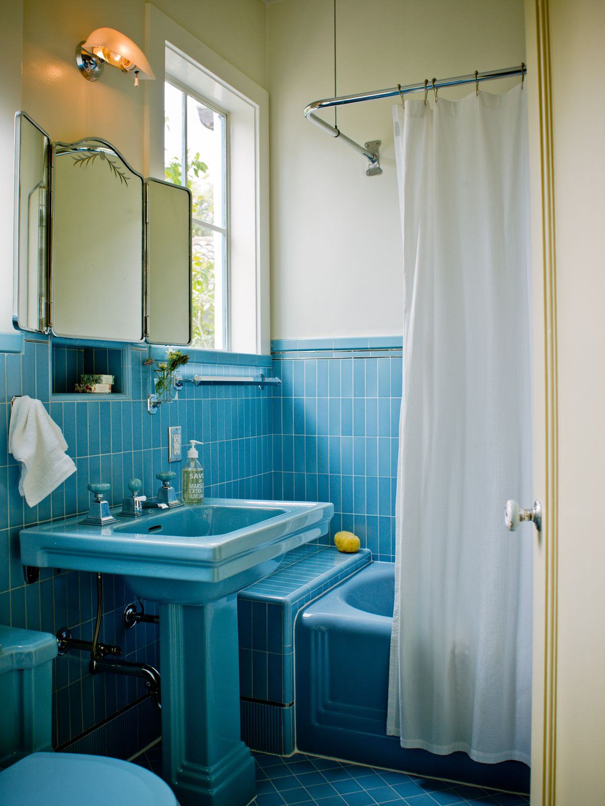 1940s style bathroom - blue